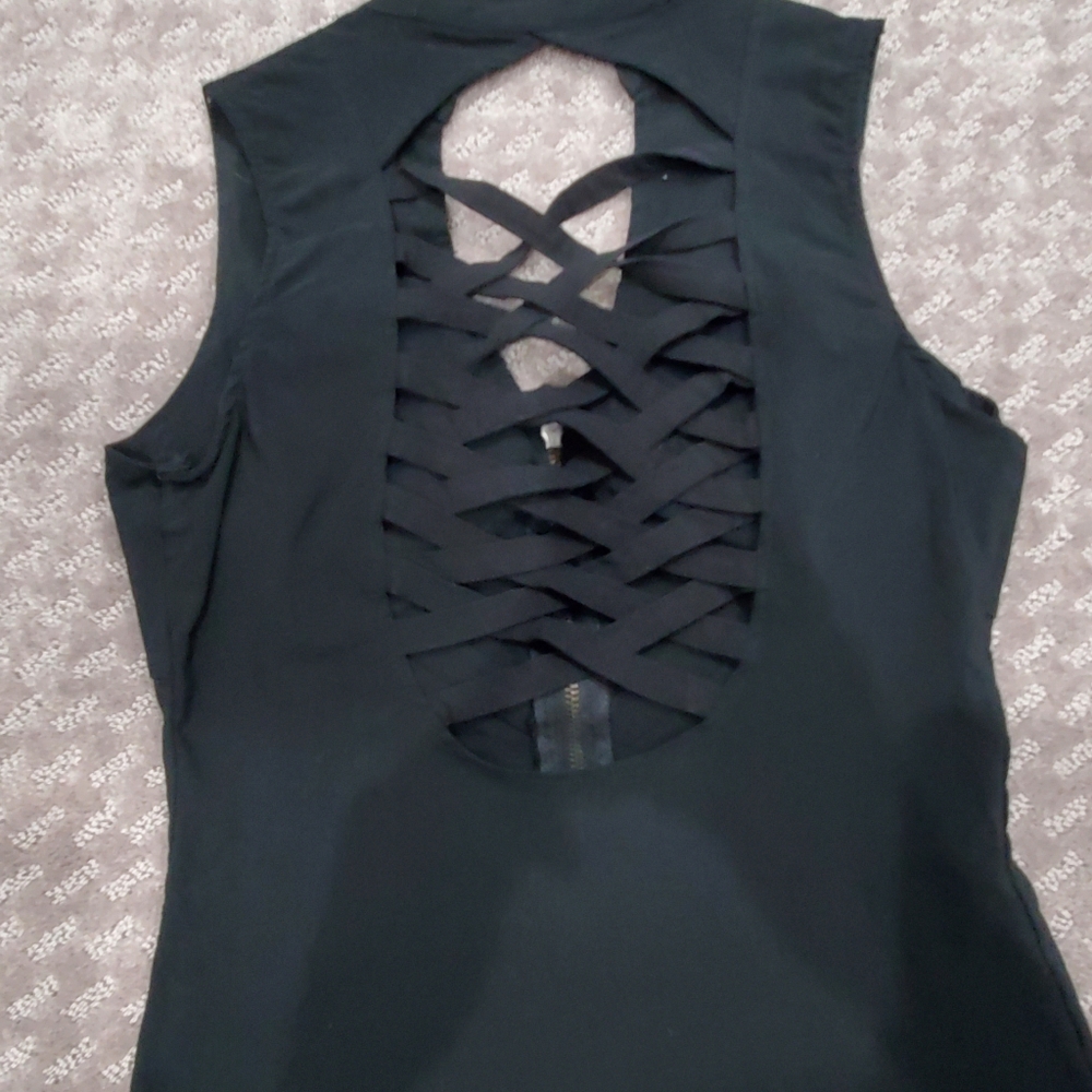 Form fitting top - Picture 2 of 8